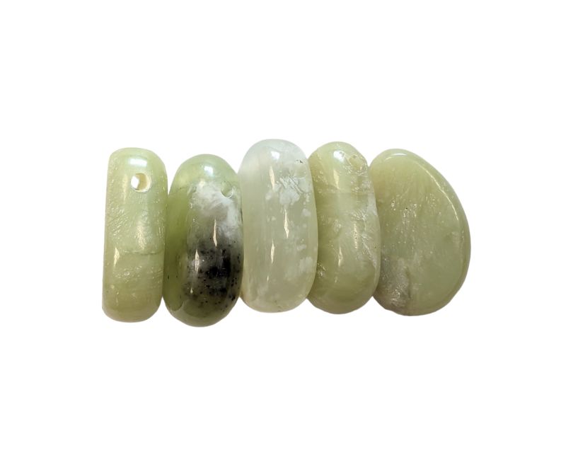 Colgante de piedra laminada perforada de jade chino A 20-30 mm X 5