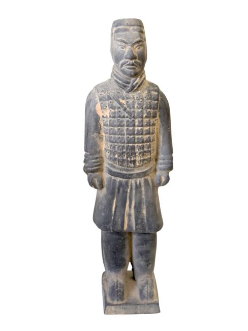 Estatua de terracota negra de un caballero, 26 cm.