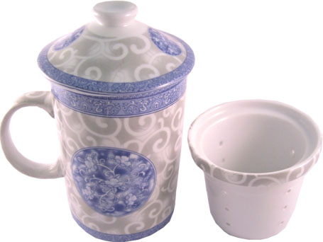 Taza de porcelana china en crema con flores azules.