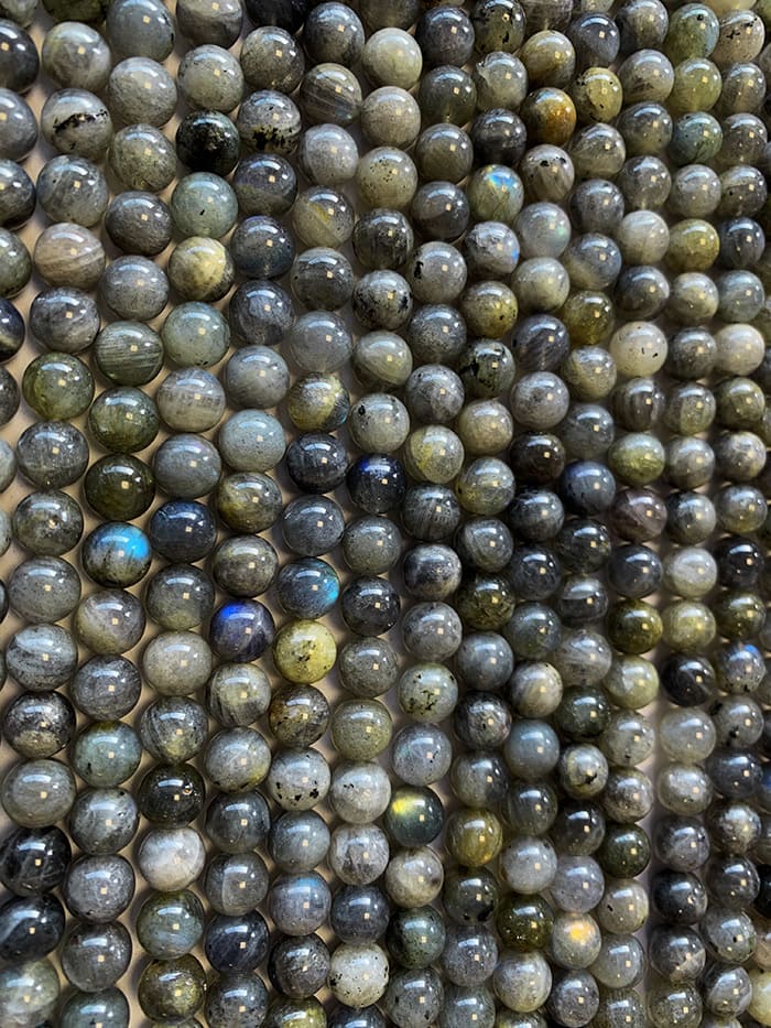 Perlas de labradorita de 10mm en hilo de 40cm.