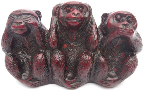 Monos de sabiduría en resina roja 7cm.