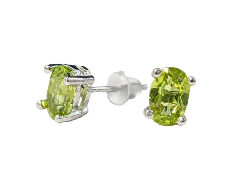 Pendientes solitarios en perno AA de peridoto facetado de cobre blanco