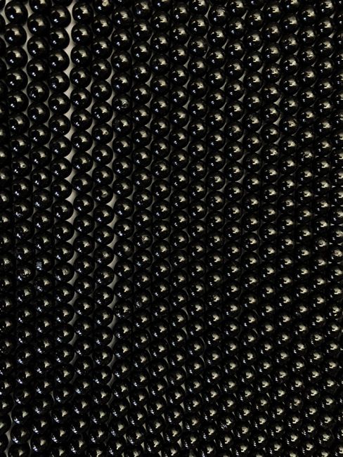 Perlas de turmalina negra A de 4mm en hilo de 40cm