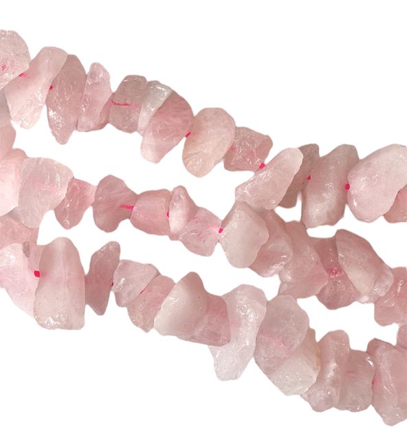 Piedras en bruto de cuarzo rosa 13-20 mm en un hilo de 40 cm