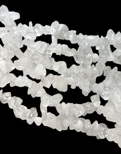 Virutas de cristal de roca de 5-8 mm en un hilo de 80 cm