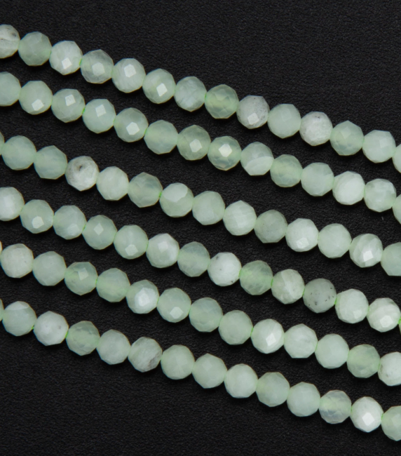 Jade chino facetado A cuentas de 3 mm en alambre de 40 cm