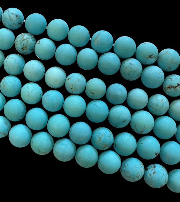 Turquénita Howlita natural teñida A perlas de 6mm mate en un hilo de 40cm