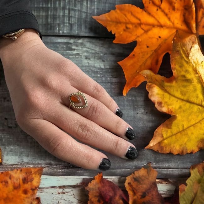 Anillo gota ajustable de bronce con piedra semipreciosa