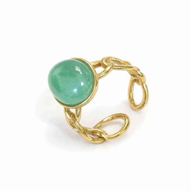 Anillo ovalado de acero inoxidable chapado en oro con aventurina verde.