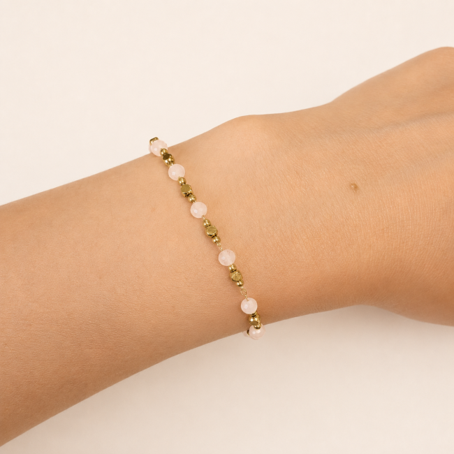 Pulsera Energía de Cuarzo Rosa AB – Perlas Doradas