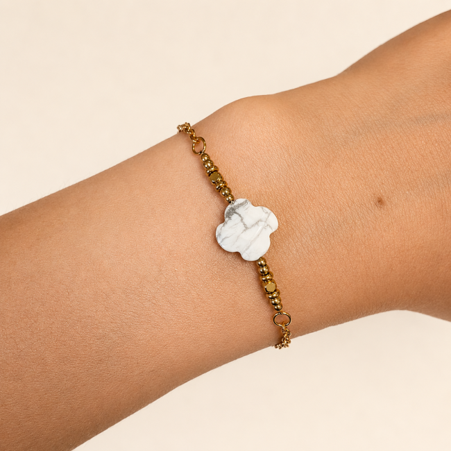 incienso en Pulsera de la Suerte de Howlita A – Trébol