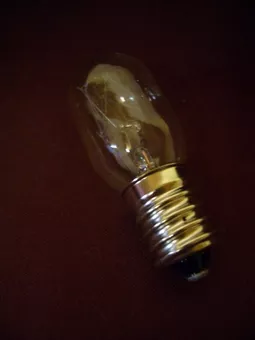 Bombilla de 15 W con casquillo de rosca estándar E14.