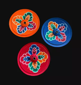 Porta incienso redondo tibetano de madera pintada con flor azul, 9,50 cm.