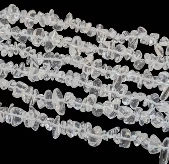 Fragmentos de cristal de roca de 6-12 mm en alambre de 80 cm