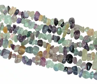 Chips de fluorita AA multicolor de 3-8 mm en alambre de 80 cm