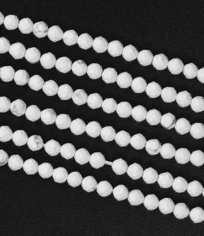 Hilo de Perlas Redondas Facetadas de Howlita A 3 mm