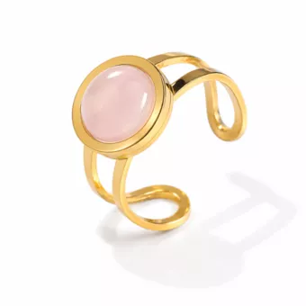 Anillo de acero inoxidable chapado en oro con cuarzo rosa redondo.