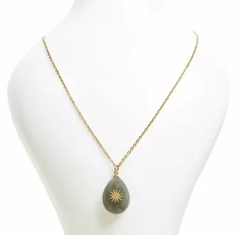 Collar de cadena de acero dorado con colgante de sol y labradorita facetada