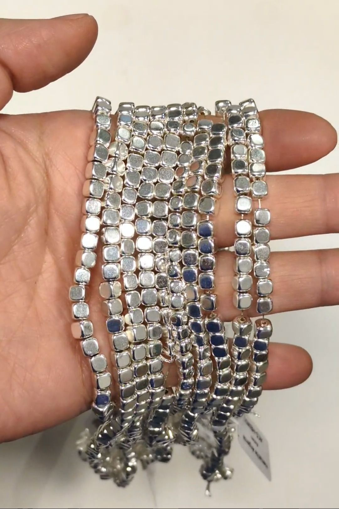 Cuentas espaciadoras cuadradas y redondeadas de hematita plateada de 4 mm